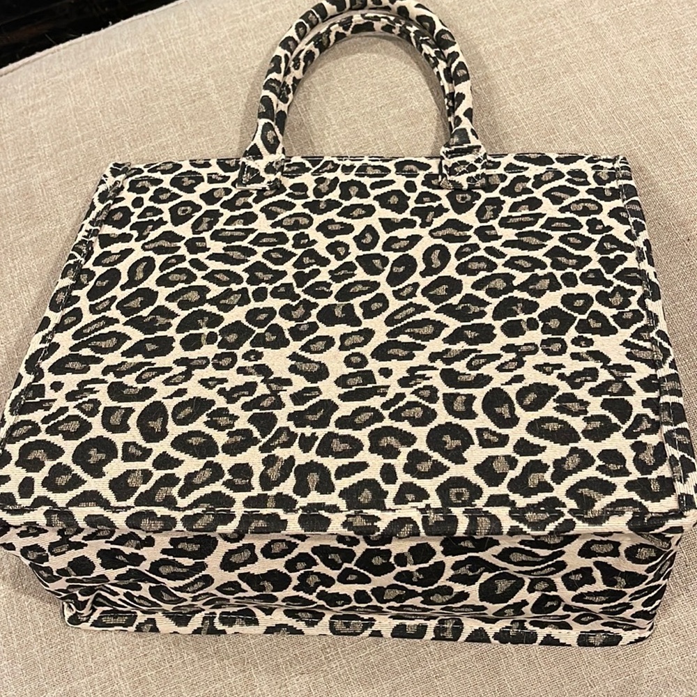 Medium size leopard print tote!